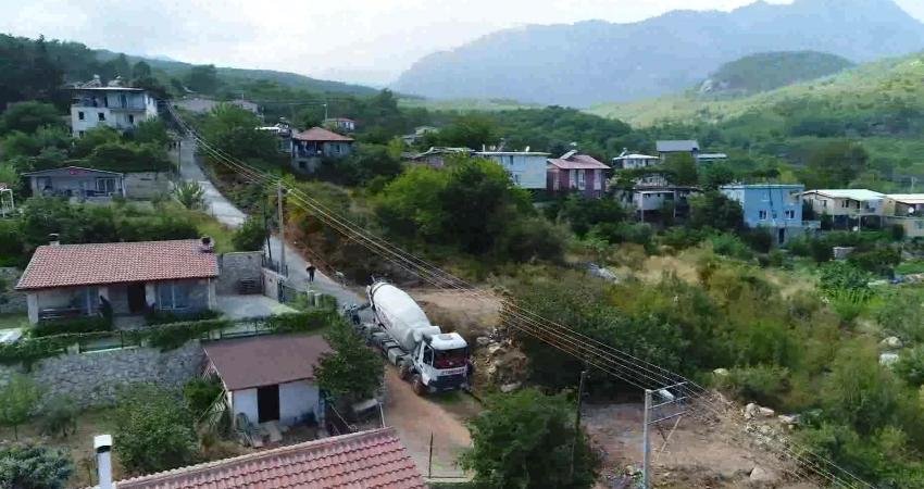 Konyaaltı Belediyesi ihtiyaç duyulan yollarda yenileme çalışmalarını sürdürüyor. Fen İşleri