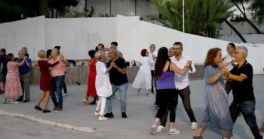 Kuşadası Kent Konseyi, Cumhuriyetin 100’üncü yılı kutlamaları kapsamında gönüllülerden oluşan