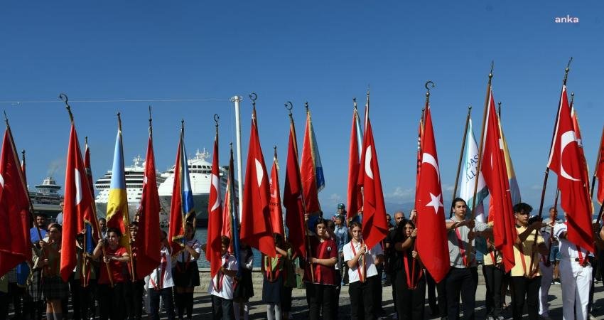 Kuşadası’nda Cumhuriyet’in ilanının 100’üncü yıl dönümü kutlamaları Atatürk Meydanı’nda düzenlenen