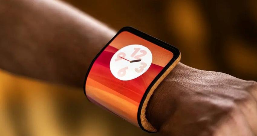 Lenovo, esnek telefon fikrinden vazgeçmiyor. Şirket, bir saat gibi kolunuza