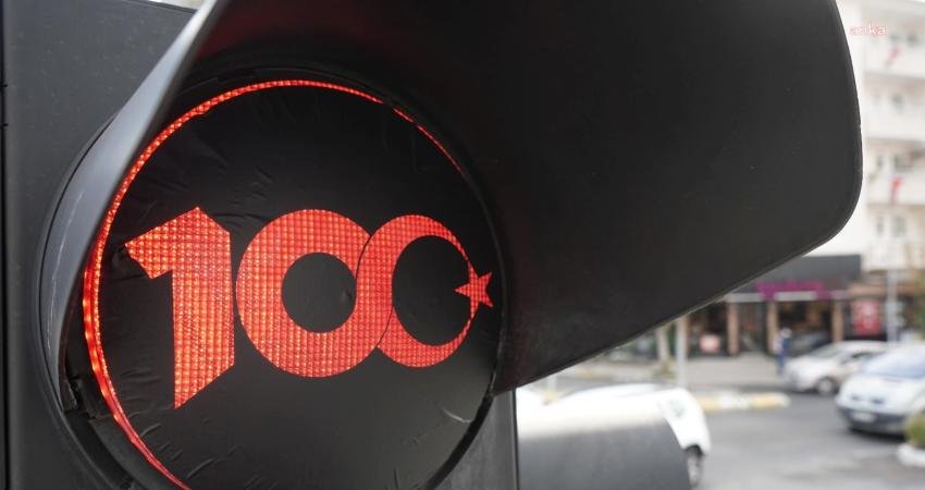 Lüleburgaz Belediyesi, kentteki trafik ışıklarını, Cumhuriyet'in 100’üncü yılı görselleriyle donattı.