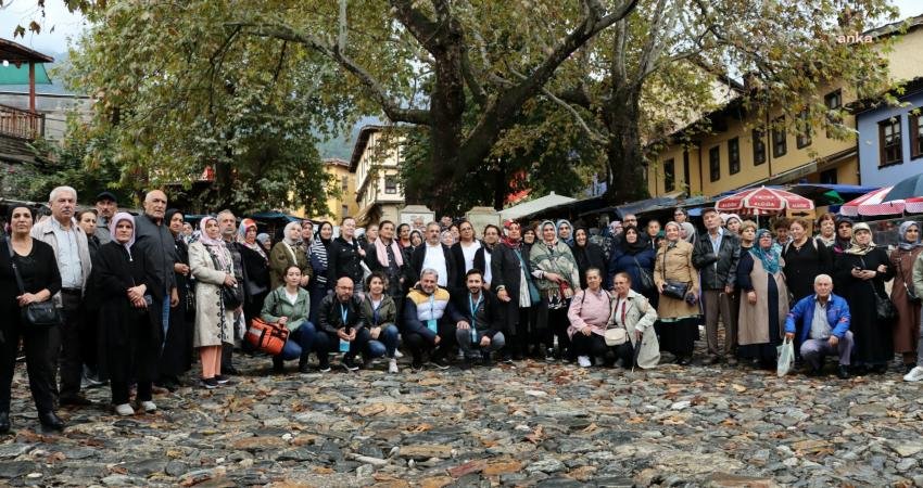 Maltepe Belediyesi’nce düzenlenen Bursa gezisine katılan onlarca Maltepeli adeta Bursa’yı