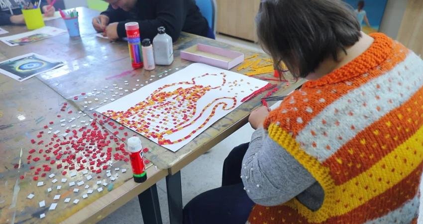 Özel bireylerin birçok mesleki atölyede eğitim aldığı ve sosyalleştiği Merkezefendi