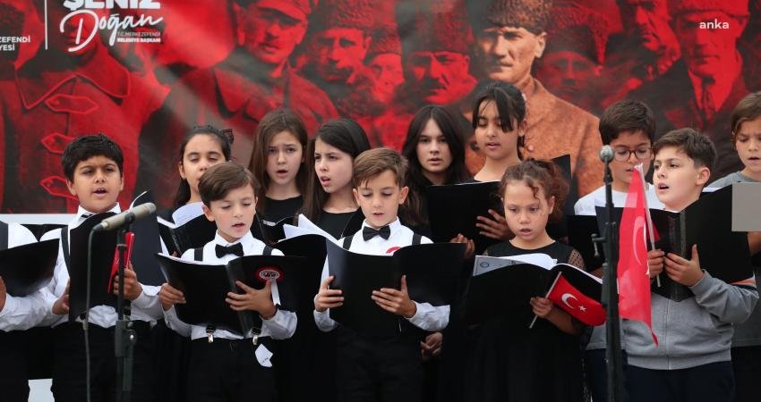 Cumhuriyetin 100. yılının coşkusu, Alzheimer Yaşam Merkezi’nde yaşandı. Merkezefendi Belediye