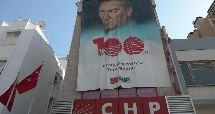 Muratpaşa Belediye Başkanı Ümit Uysal, Antalya’da partisinin yeni seçilen İl