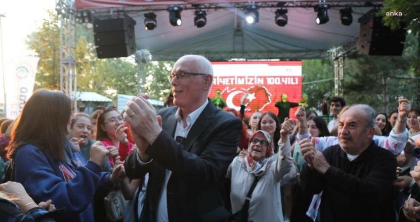 Sosyal medya üzerinden kendisiyle Kanlıkavak Parkı'nda kahve içmek isteyen gençlere