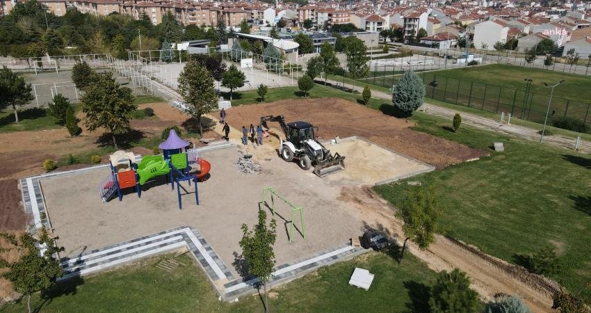 Odunpazarı Belediyesi, ilçe genelindeki parklar ve spor alanlarında yenileme çalışmalarına