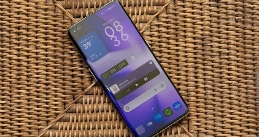 OnePlus 12, OnePlus 11'den büyük ve daha parlak bir ekran,