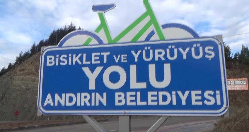 Kahramanmaraş’ın Andırın ilçesinde parke taşından yapılmış kaldırıma bisiklet ve yürüyüş