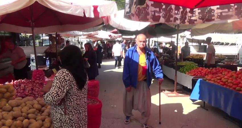 Osmaniye’nin Kadirli ilçesi semt pazarında lahana satan esnaf, müşterilerinin lahanayı