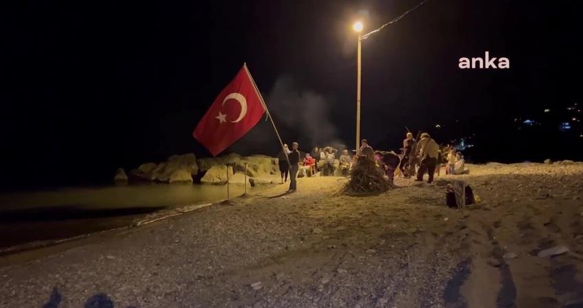 Rize'nin Ardeşen ilçesine bağlı Meyvalı mahallesinde vatandaşlar düzenledikleri meşaleli yürüyüş ile 29