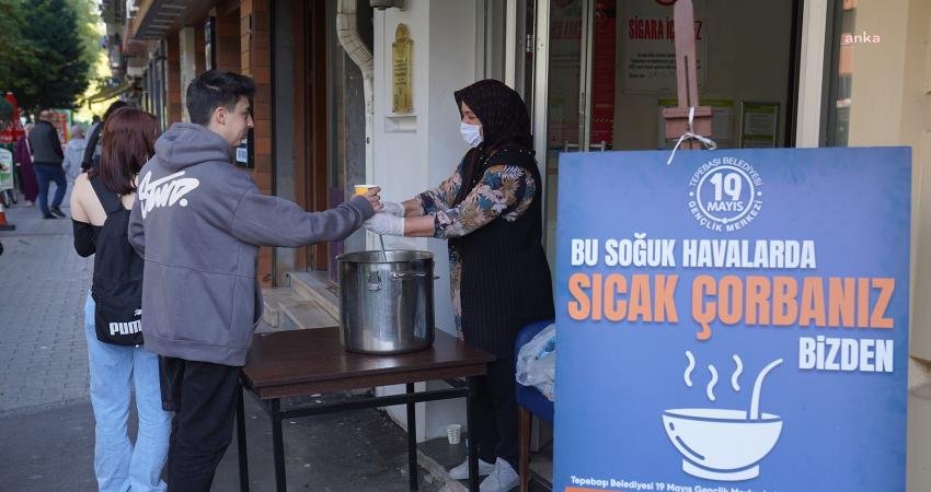 Tepebaşı Belediyesi’nin sabah saatlerinde öğrenciler için çorba ikramı devam ediyor.