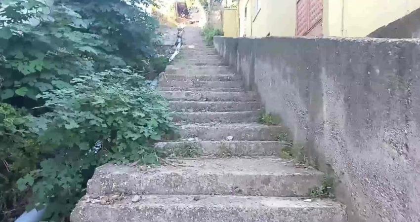 Samsun’un Canik ilçesi Derbent Mahallesi’nde yaşayan vatandaşlar, evlerine ulaşmak için