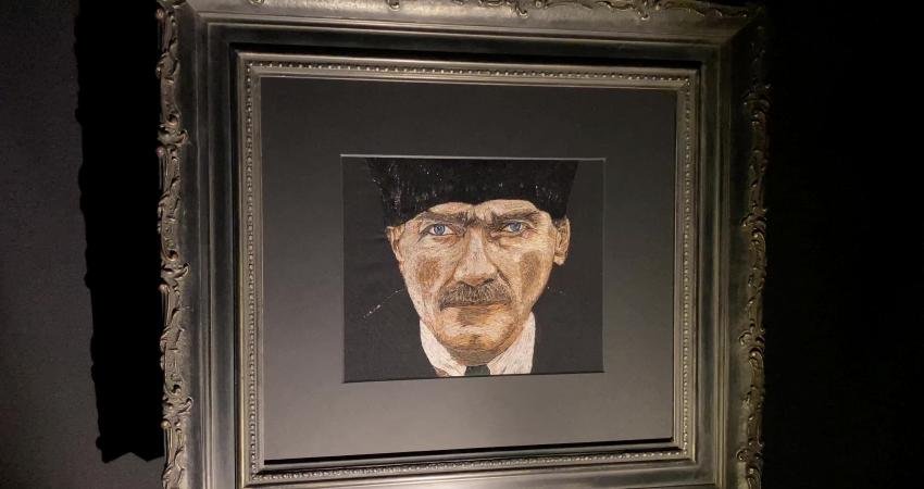 İstanbul'da yaşayan sanatçı Leyla Aslan, iplik kullanarak yaptığı Atatürk portresini