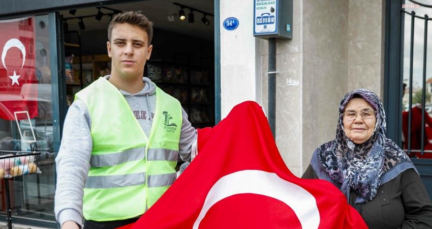 Seferihisar Belediyesi, Cumhuriyet’in 100’üncü yılı etkinlikleri kapsamında ilçe sokaklarını Türk