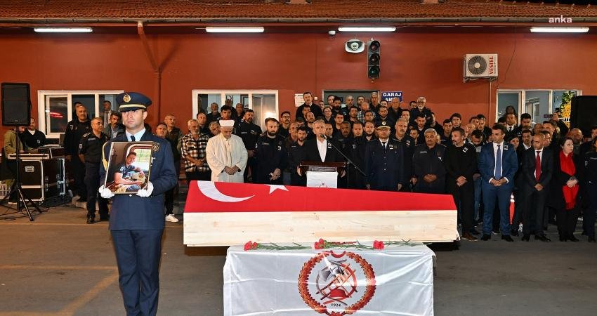 Ankara’nın Keçiören ilçesinde 3 katlı binada çıkan yangına müdahale ederken