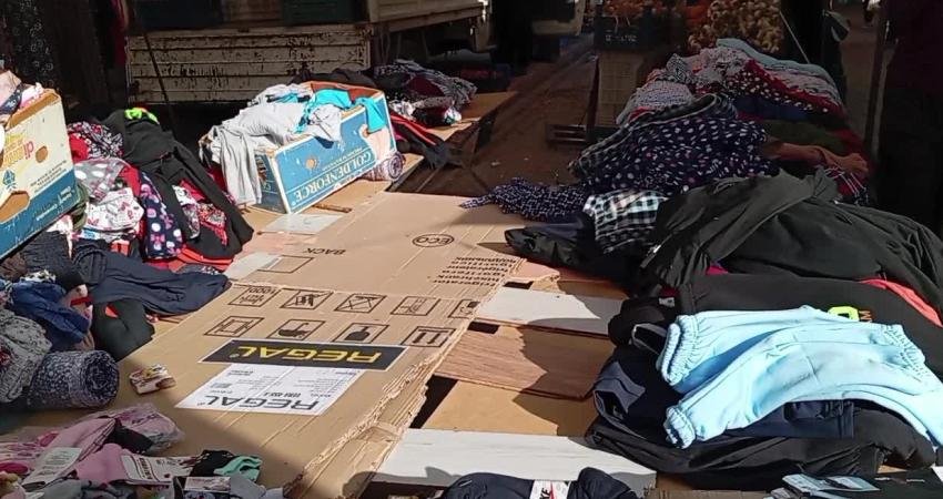 Osmaniye'nin Kadirli ilçesi semt pazarında satış yapan konfeksiyoncu Fatma Avan