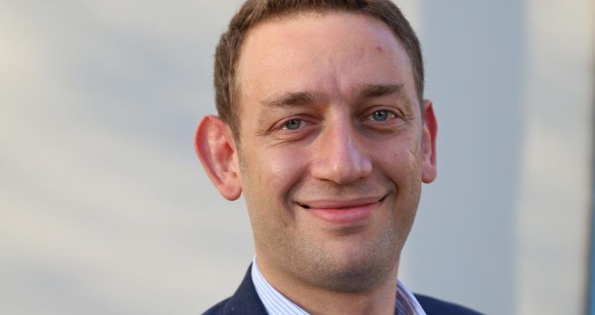 Kurumları, iş dünyasını ve toplumu dönüştürebilecek sorumluluk sahibi liderler geliştirme