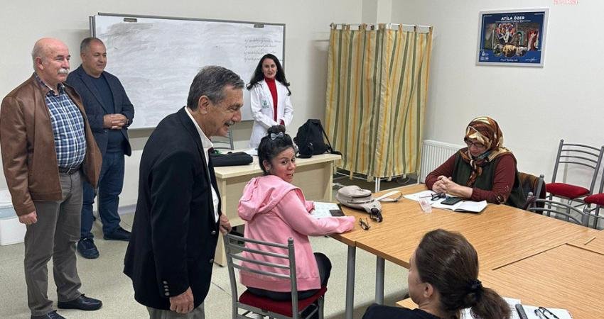 Tepebaşı Belediye Başkanı Ahmet Ataç, Yeşiltepe Belde Evi’ni ziyaret ederek