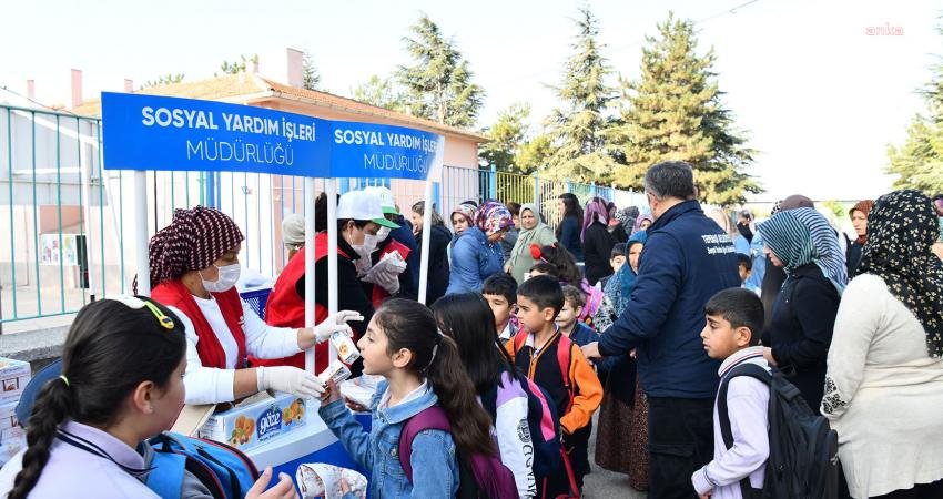 Tepebaşı Belediyesi’nin ilköğretim kurumundaki öğrenciler için başlattığı beslenme desteği devam
