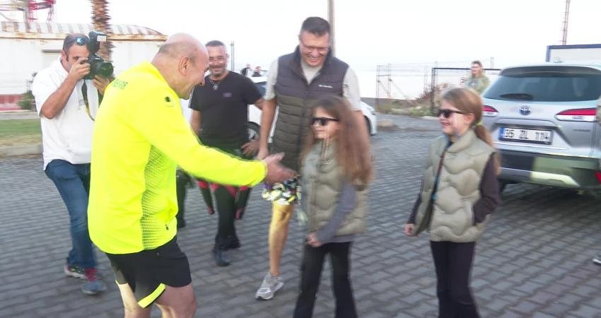 İzmir Büyükşehir Belediye Başkanı Tunç Soyer, İzmir Körfezi'ndeki temizlenme sürecini