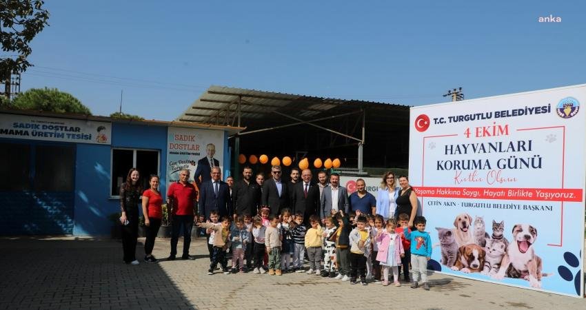 Turgutlu Belediye Başkanı Çetin Akın, Çocuk Kültür Sanat Merkezi öğrencileriyle