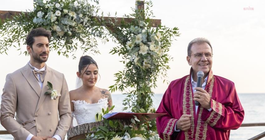 Mersin Büyükşehir Belediye Başkanı Vahap Seçer, sevilen sanatçı Melek Mosso