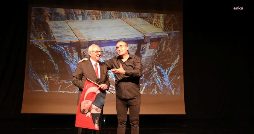 Yazar ve şair Sunay Akın, Cumhuriyet'in 100. yılına özel Beşiktaş’ta