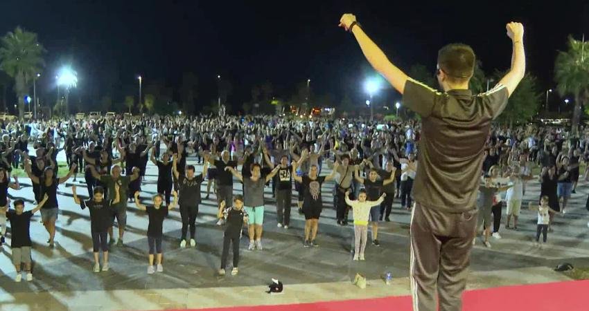 Konyaaltı’nda 29 Ekim’de 1923 zeybeğin aynı anda dans ederek Ulu