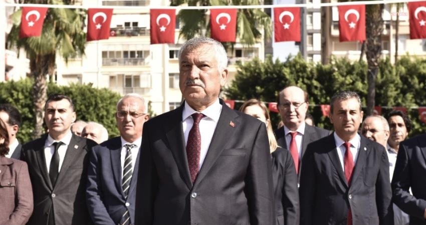 Adana Büyükşehir Belediye Başkanı Zeydan Karalar, bir grup üniversite öğrencisi