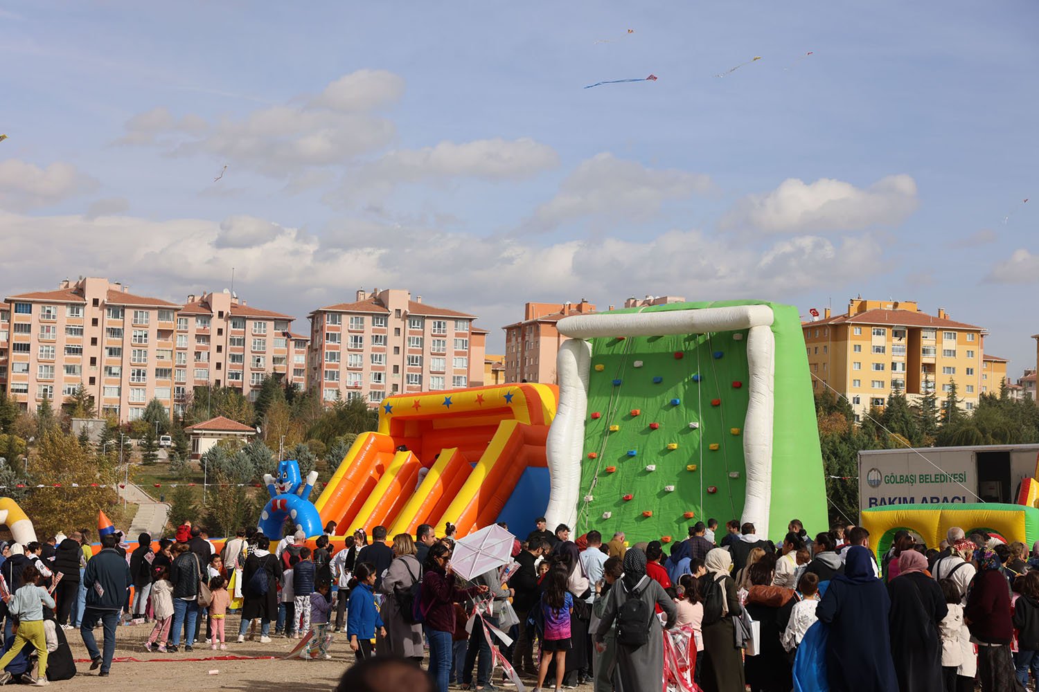 Gölbaşı Toki Pazar Yeri Alanı’nda düzenlenen Uçurtma Festivali’nde çocuklar doyasıya eğlenirken,