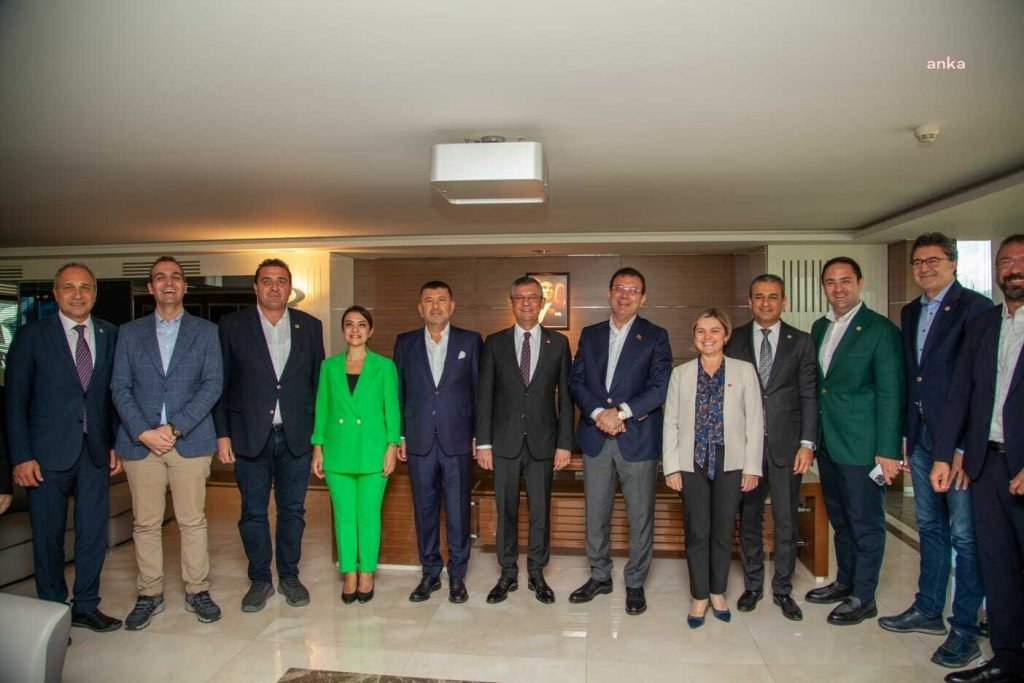 imamoglu-chp-genel-baskani-ozeli-ziyaret-etti-ozel-aramizdaki-iliski-kardeslik-hukuku-bu-kardeslik-hukuku-chpyi-iktidara-tasiyacak-turkiyeyi-guzel-yerlere-tasiyacak