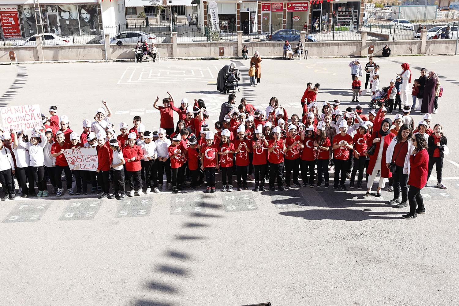 Cumhuriyet’in 100’üncü yılı kapsamında Sincan’daki 13 okulda kan bağışı etkinliği