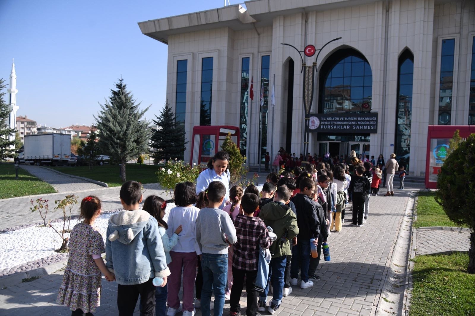 Kültürel ve sanatsal gösterilerin hayat bulduğu Devlet Tiyatroları Pursaklar Sahnesinde