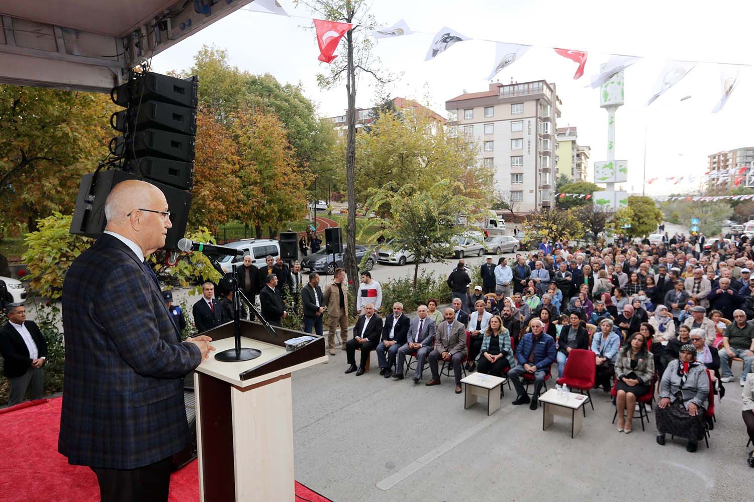 Yenimahalle Belediyesi’nin doğa dostu projeleri kapsamında hayata geçirdiği güneş enerjili