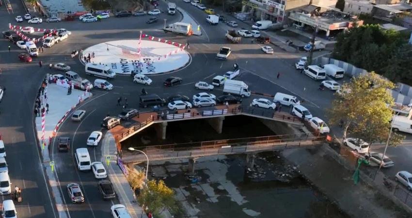 Adana Büyükşehir Belediyesi, kent trafiğini rahatlatacak hizmetlere bir yenisini ekledi.