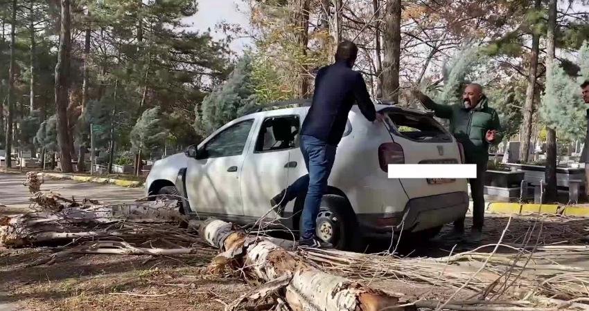 Aksaray'da sabah saatlerinde başlayan fırtına, şehir hayatını olumsuz etkiledi. Şehrin