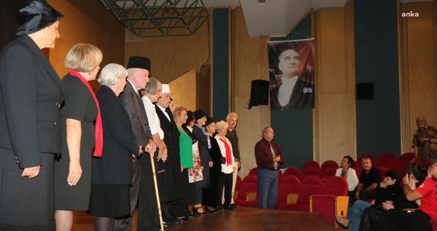 Antalya Büyükşehir Belediyesi Aktif Yaşlı Merkezi üyelerinden oluşan tiyatro atölyesi,