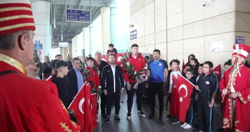 Arnavutluk’ta düzenlenen U23 Dünya Güreş Şampiyonası’nda altın madalya kazanan Muhammet