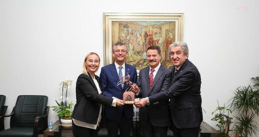 Atakum Belediye Başkanı Cemil Deveci, CHP Genel Başkanı Özgür Özel'e