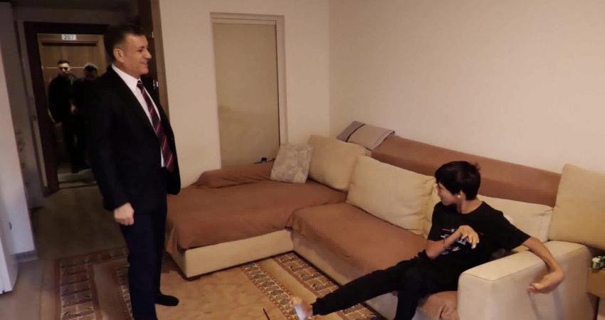 Serebral Palsi hastası Ays Kara’nın bilgisayarda ayaklarını kullanarak yazdığı kitabının