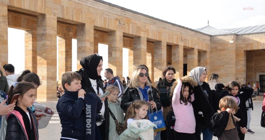 Bozüyük Belediyesi Çocuk Korosu’nun minik üyeleri, koro şefi Murat Küçük