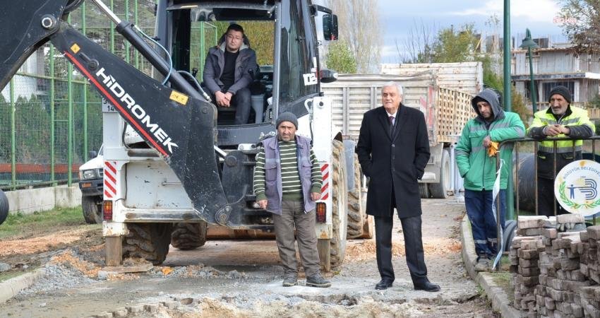 Bozüyük Belediye Başkanı Mehmet Talat Bakkalcıoğlu, kanal boyunda yapılan kanalizasyon
