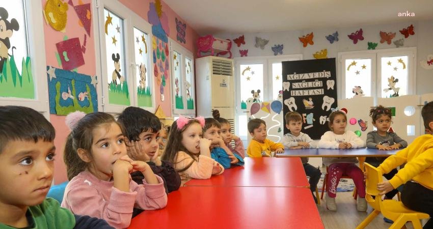 Buca Belediyesi, minik öğrencilere ağız ve diş sağlığı eğitimi verdi.