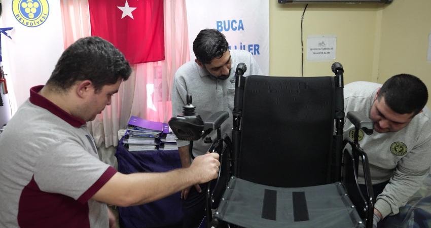 Buca Belediyesi, tekerlekli veya akülü sandalyesi bozulan engellilerin imdadına koştuğu