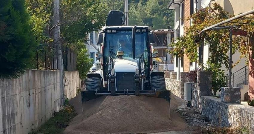 Çamlı Mahallesi’nde imar planı gereğince açılması gereken yolların çalışması devam