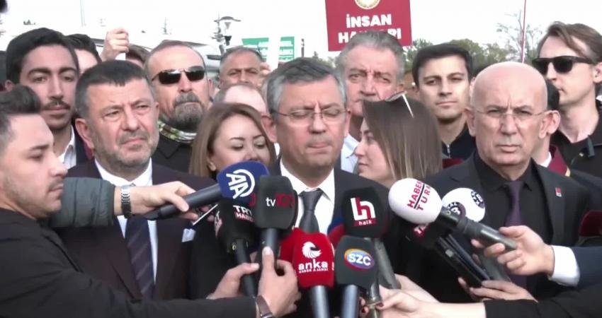 CHP Genel Başkanı Özgür Özel, Anayasa Mahkemesi önünde, elindeki Anayasa