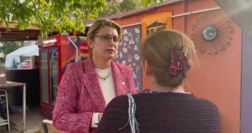 CHP Osmaniye Milletvekili Asu Kaya, Hatay’da; bir kadın depremzedenin sorunlarını