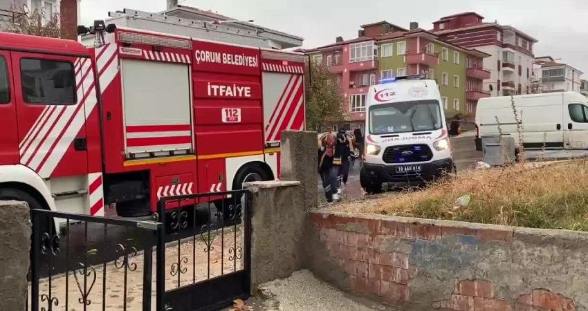 Çorum’da bir binanın çatısına yıldırım düştü. Yıldırımın düştüğü binanın çatı