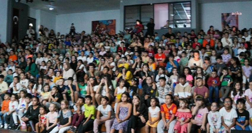 Didim Belediyesi tarafından çocuklara yönelik başlatılan sinema günlerinin ilkinde gösterimi
